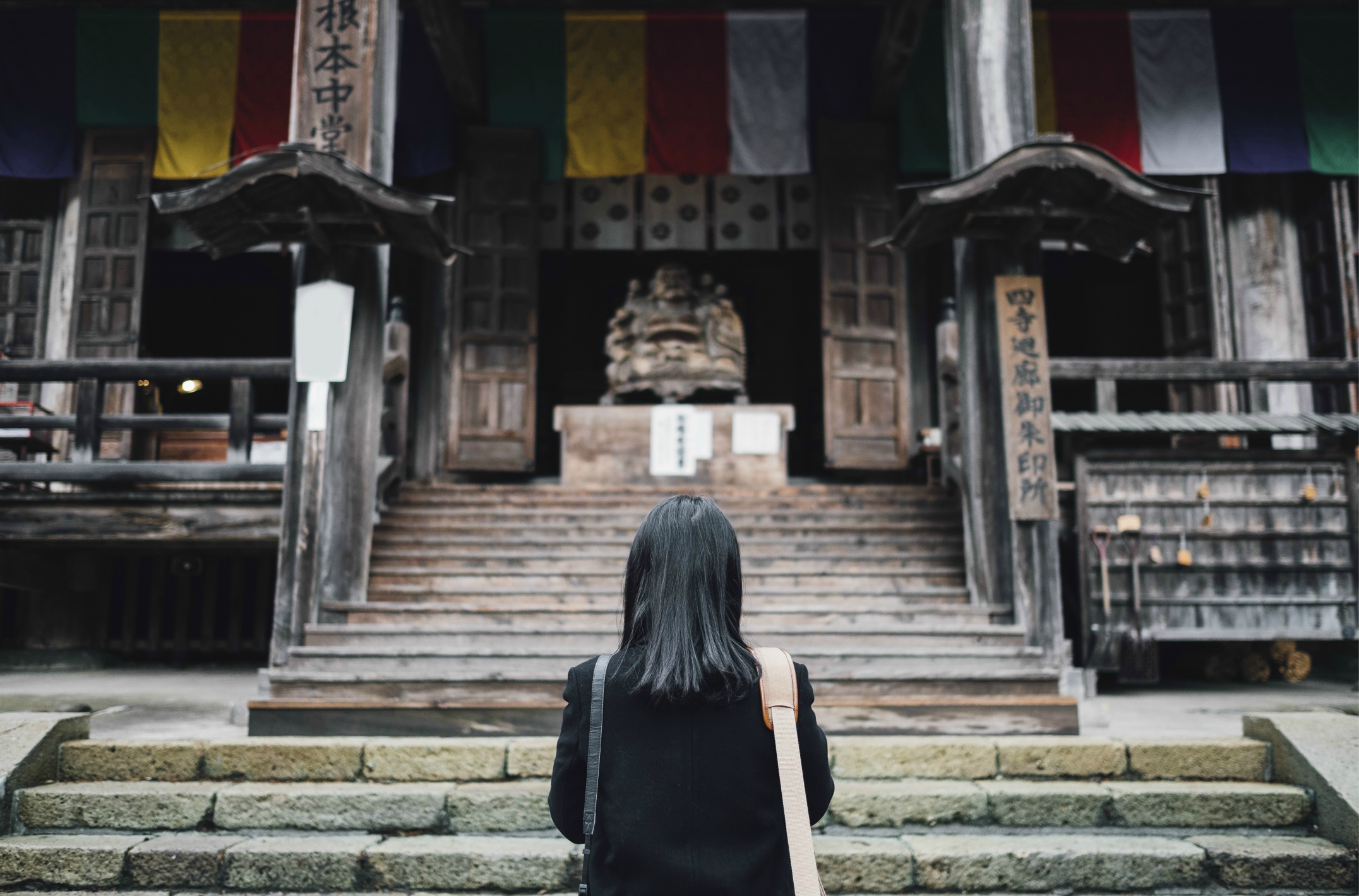 women-pray-japan-temple-shrine