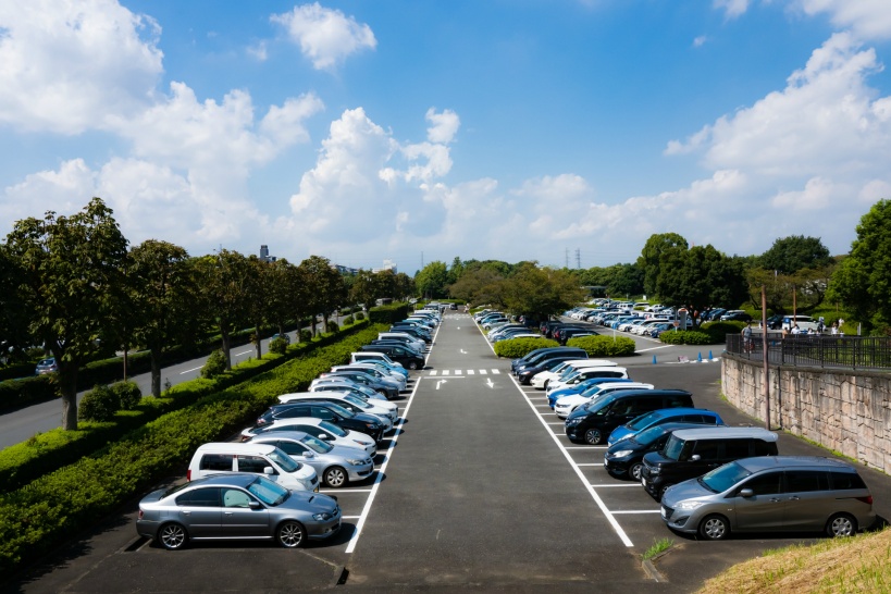 駐車場の不法投棄の問題と防犯カメラによる解決方法を解説