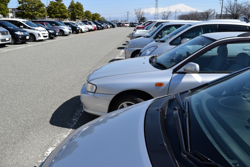 駐車場で多発する自動車の盗難。効果的な防犯対策を紹介