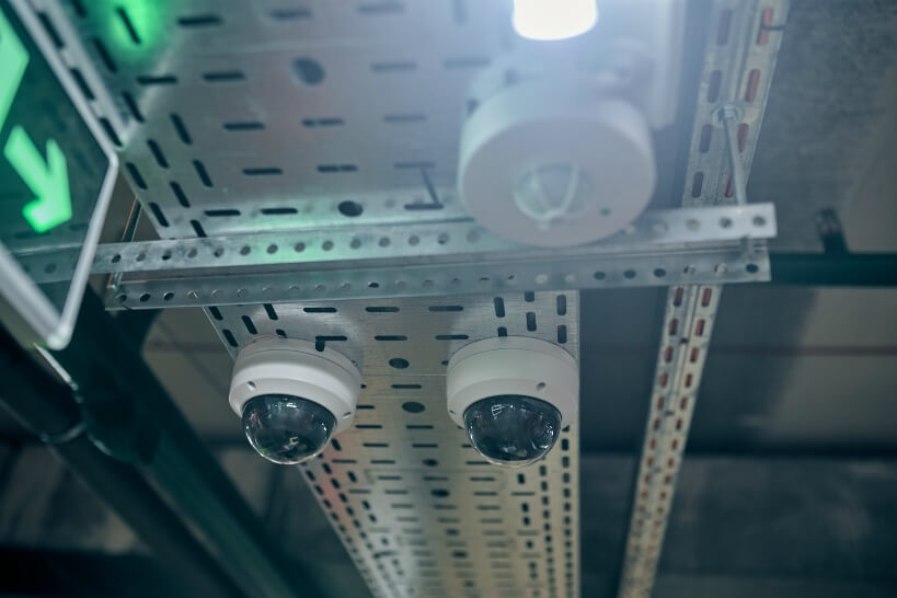 屋外防犯カメラ（監視カメラ）の夜間の照明・センサーライトの効果とは