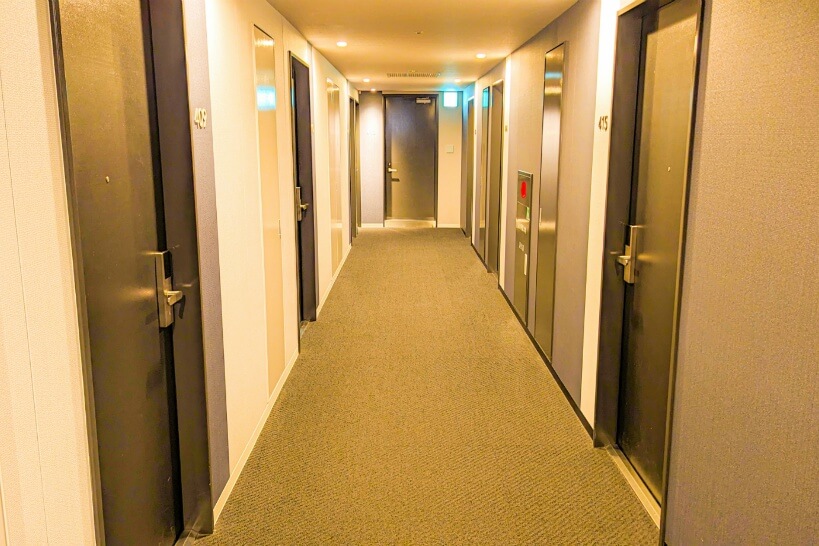ビジネスホテルにおいて「廊下」は非常に重要な監視カメラの設置場所