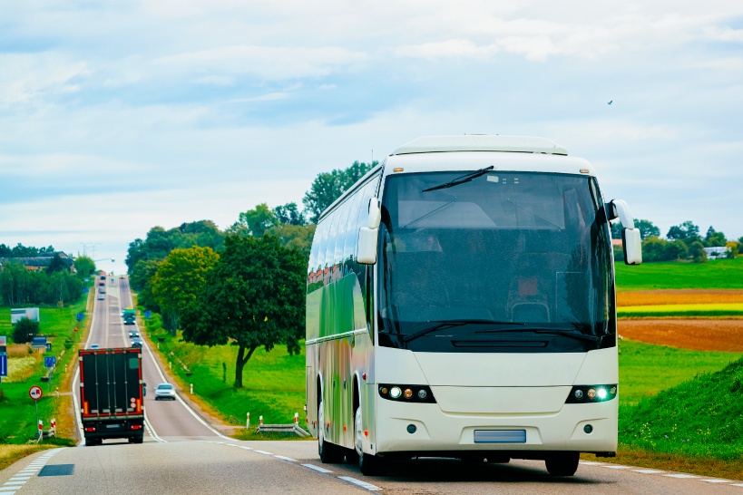 貸切バス（観光バス）の点呼記録の義務化は安全性向上が目的。事故率減少の声も