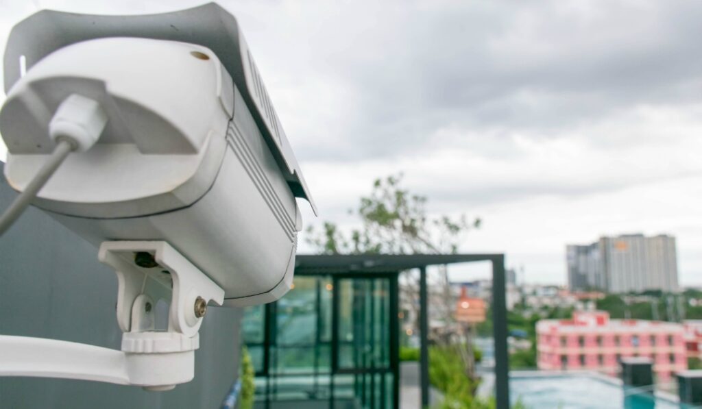 屋外防犯カメラの設置目的は「敷地内外の監視」と「不審者の侵入を未然に防ぐ」こと
