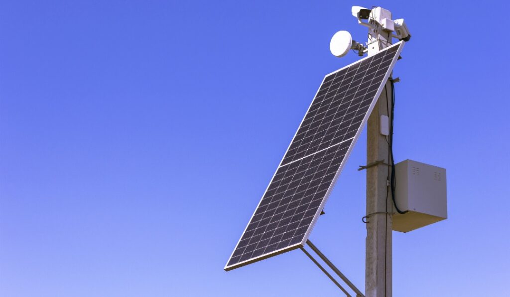 太陽光発電所に屋外防犯カメラの設置：ソーラー式充電はおすすめできる？