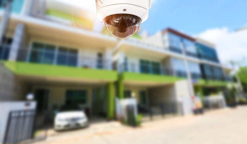 屋外防犯カメラに最適な「遠隔操作」機能の活用シーンや事例