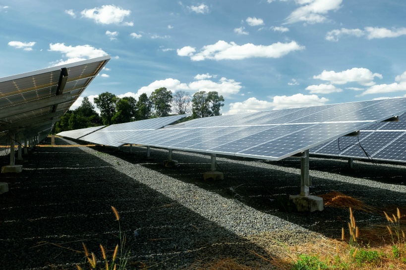 太陽光発電所に最新の音声撃退システムを導入するポイント