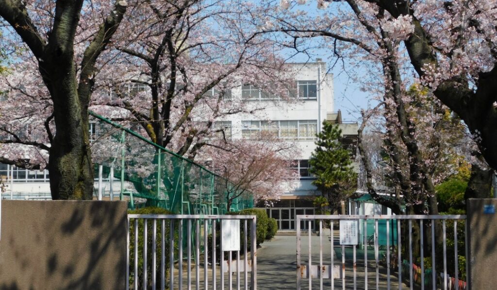 学校や幼稚園の門の入退出管理と安全対策