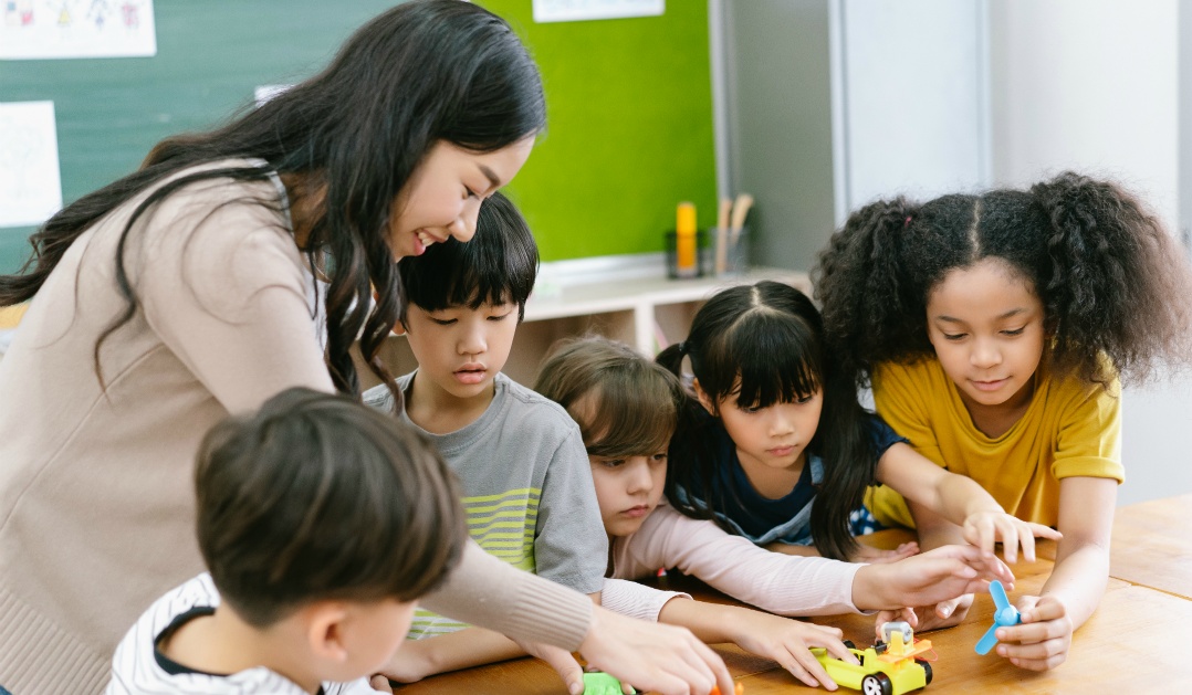 学校や幼稚園の教職員の質向上を目指す学校マネジメント施策とは