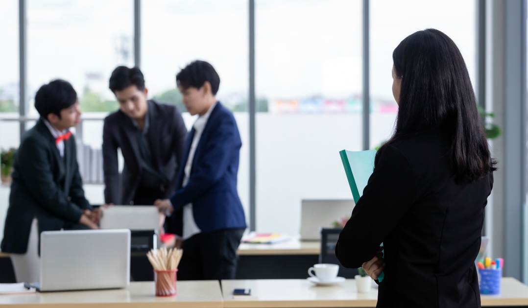 企業事務所での従業員業務の監視方法と防犯カメラの活用